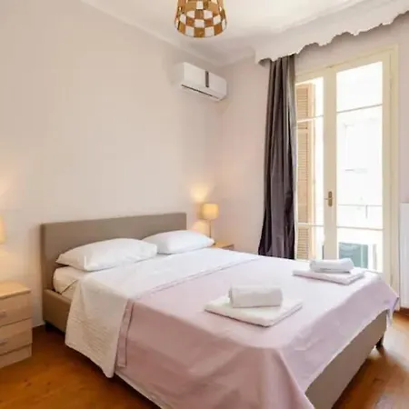 Private Pristine Balcony Home- Heart Of The Center アパート *