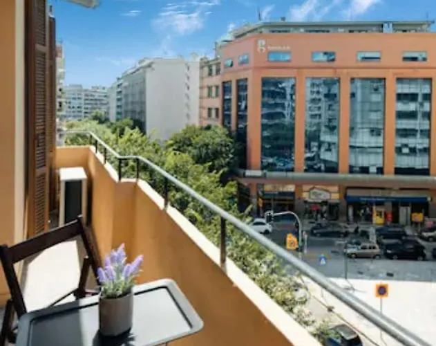 Private Pristine Balcony Home- Heart Of The Center Apartamento