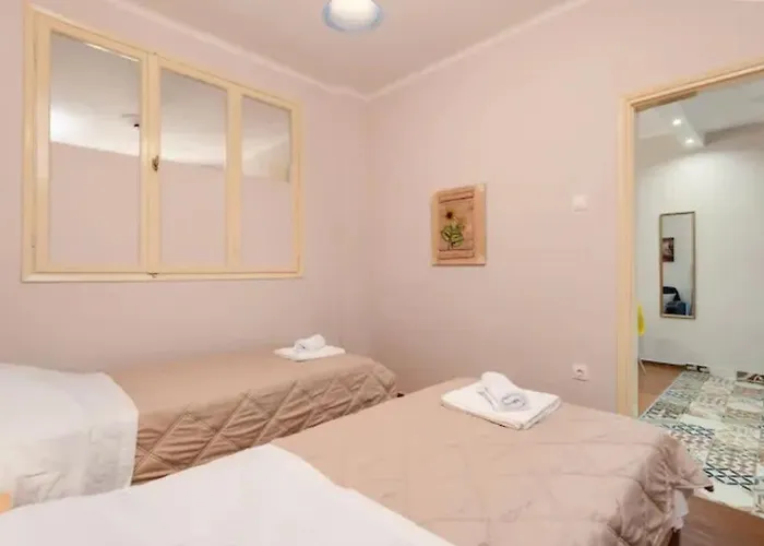 Private Pristine Balcony Home- Heart Of The Center * Tesalónica