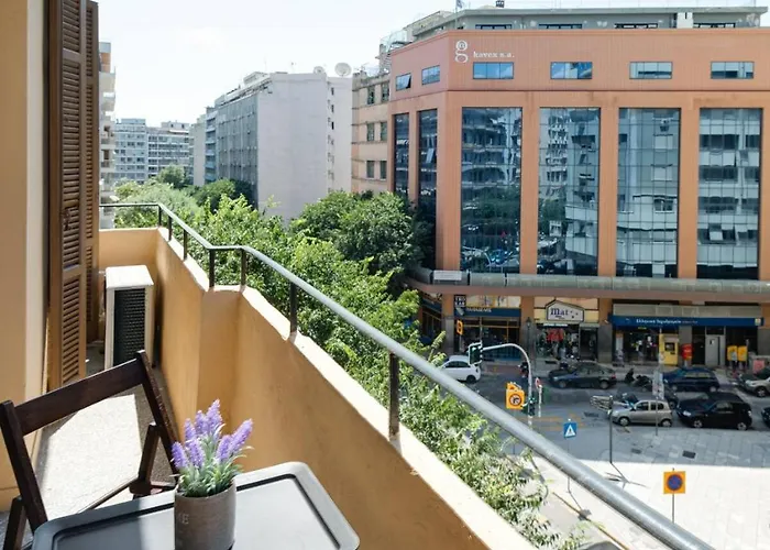 Private Pristine Balcony Home- Heart Of The Center *