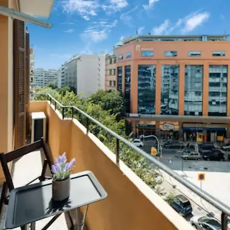 Private Pristine Balcony Home- Heart Of The Center Appartamento
