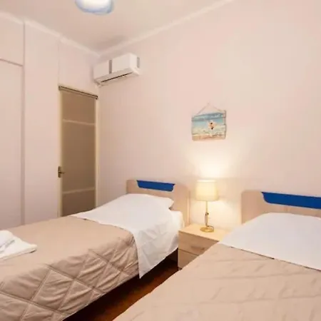 Private Pristine Balcony Home- Heart Of The Center Apartment