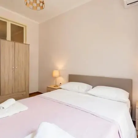 Apartment Private Pristine Balcony Home- Heart Of The Center