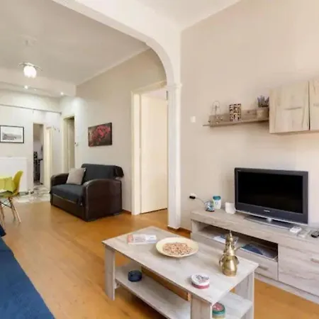 Private Pristine Balcony Home- Heart Of The Center Apartment Thessaloniki