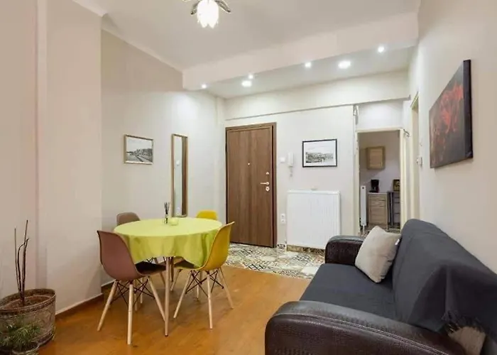 Private Pristine Balcony Home- Heart Of The Center Appartamento Salonicco