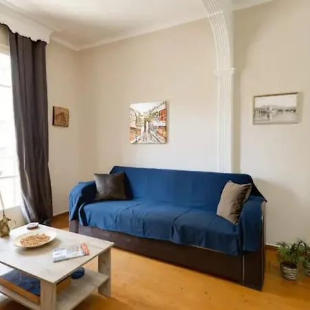 Private Pristine Balcony Home- Heart Of The Center Apartment